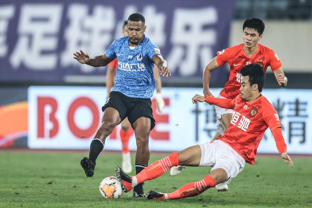 唐斯17分7板3助文班7分5板2帽 半场尼克斯领先马刺4分